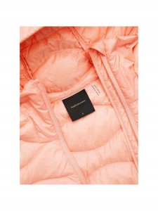 Kurtka-PEAK-PERFORMANCE-Helium-Down-Hybrid-Hood-Women-rozowy-L-Model-Helium-Down-Hybrid-Hood-Women.jpg