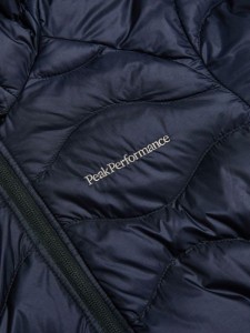 Kurtka-Peak-Performance-puchowa-damska-Helium-Down-Hood-Jacket-czarna (5).webp