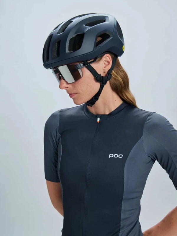 6bf6ed612ac0d9b8c2fa653a929f2b5b9c36b895_POC_53316_W_sCadenceJersey_1670_ApatiteNavy_EL1001_Elicit_9569_UraniumBlack_ClarityRoad_SunnySi_d48a88e8-aafc-4c13-8031-8775e6b93cd0.webp